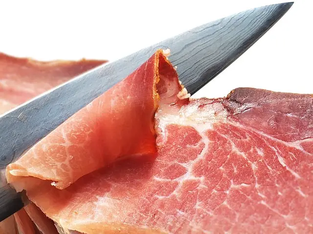 slicing bacon